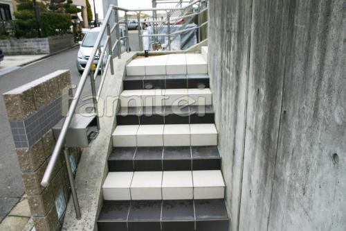 白と黒のシンプルなデザインで、アクセントの聞いた階段　施工例