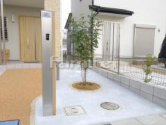 機能門柱 サークルデザイン花壇 ピンコロ石 シンボルツリー シマトネリコ 常緑樹 植栽